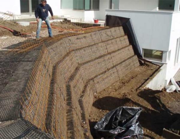 Muri di contenimento, Terre rinforzate e scogliere