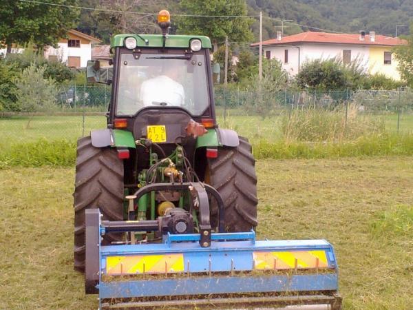 Trincia arbusti su trattore