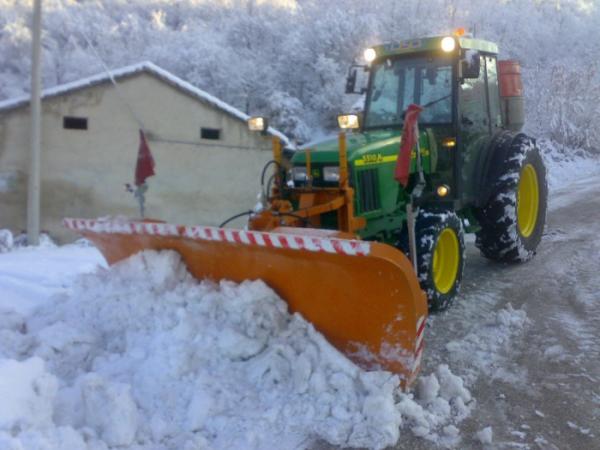 Lame sgombera neve su trattore